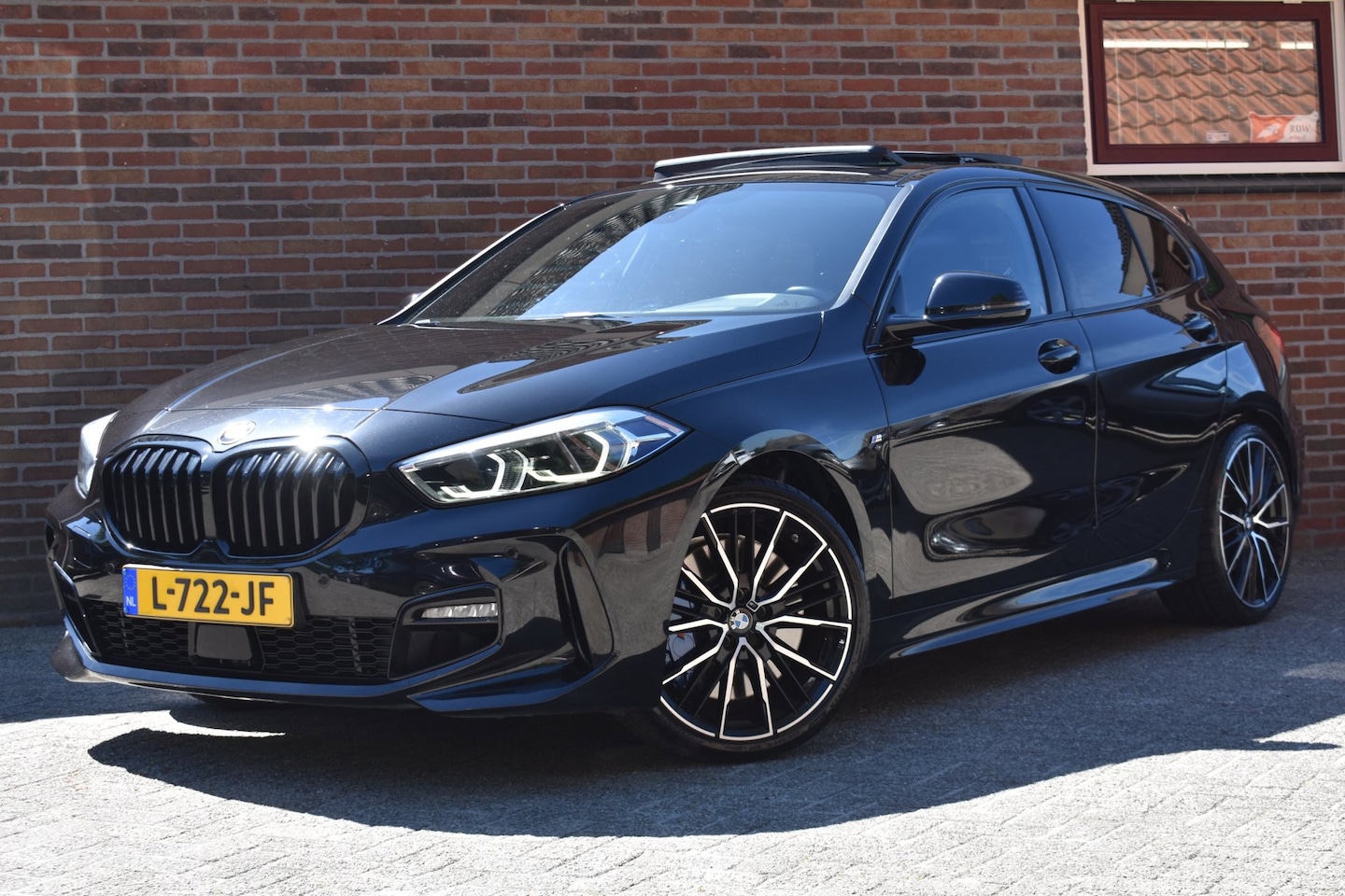 BMW 1-serie - 118i Executive Edition '21 Pano LED M Pakket Clima Navi Cruise Inruil mogelijk - AutoWereld.nl
