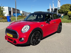 MINI 3-Deurs - 1.5 Cooper Serious Business Pano Head Up Navi JCW
