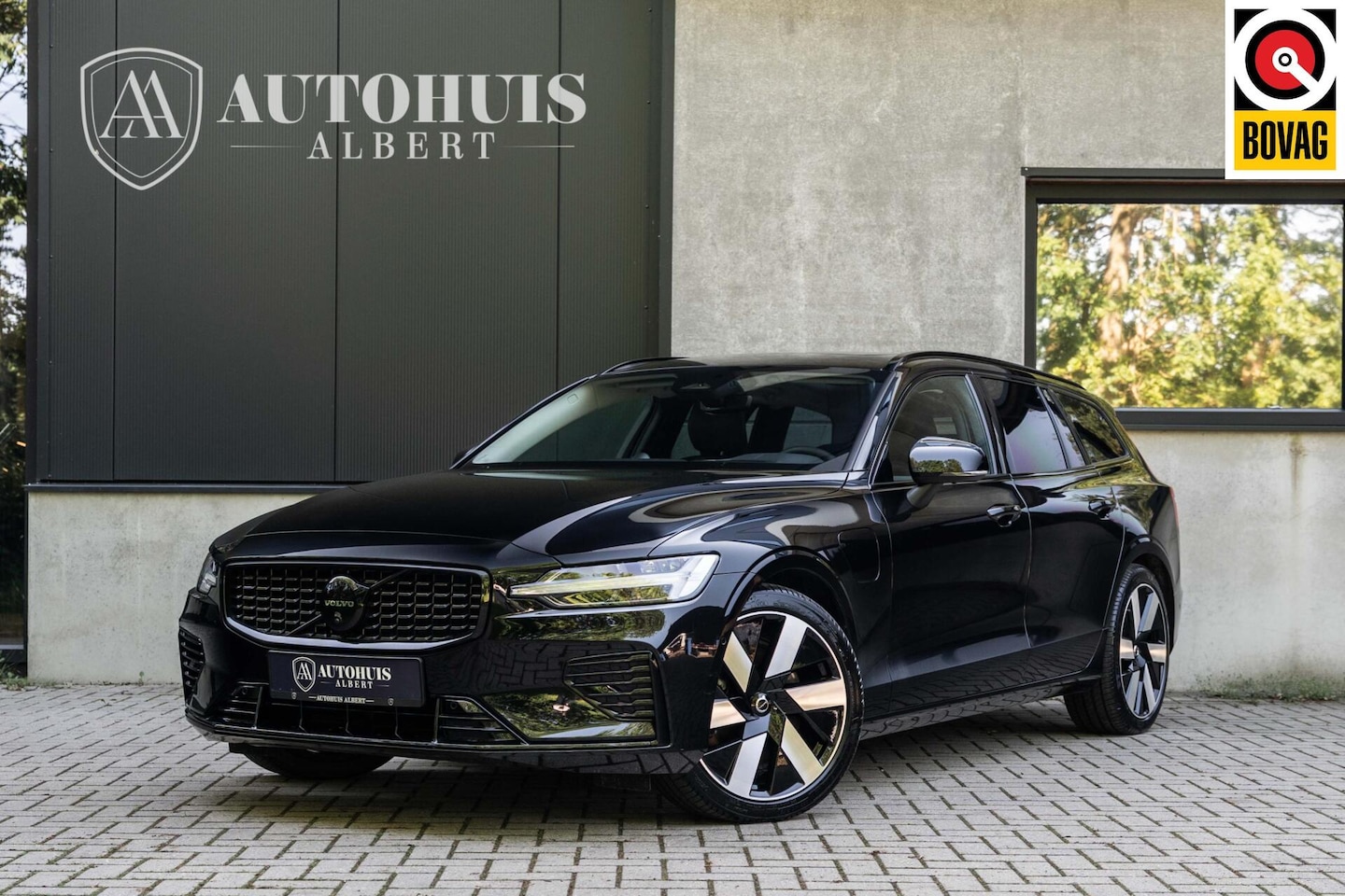 Volvo V60 - T8 Ultra Dark Massage B&W Pano HUD 360c 19'' - AutoWereld.nl