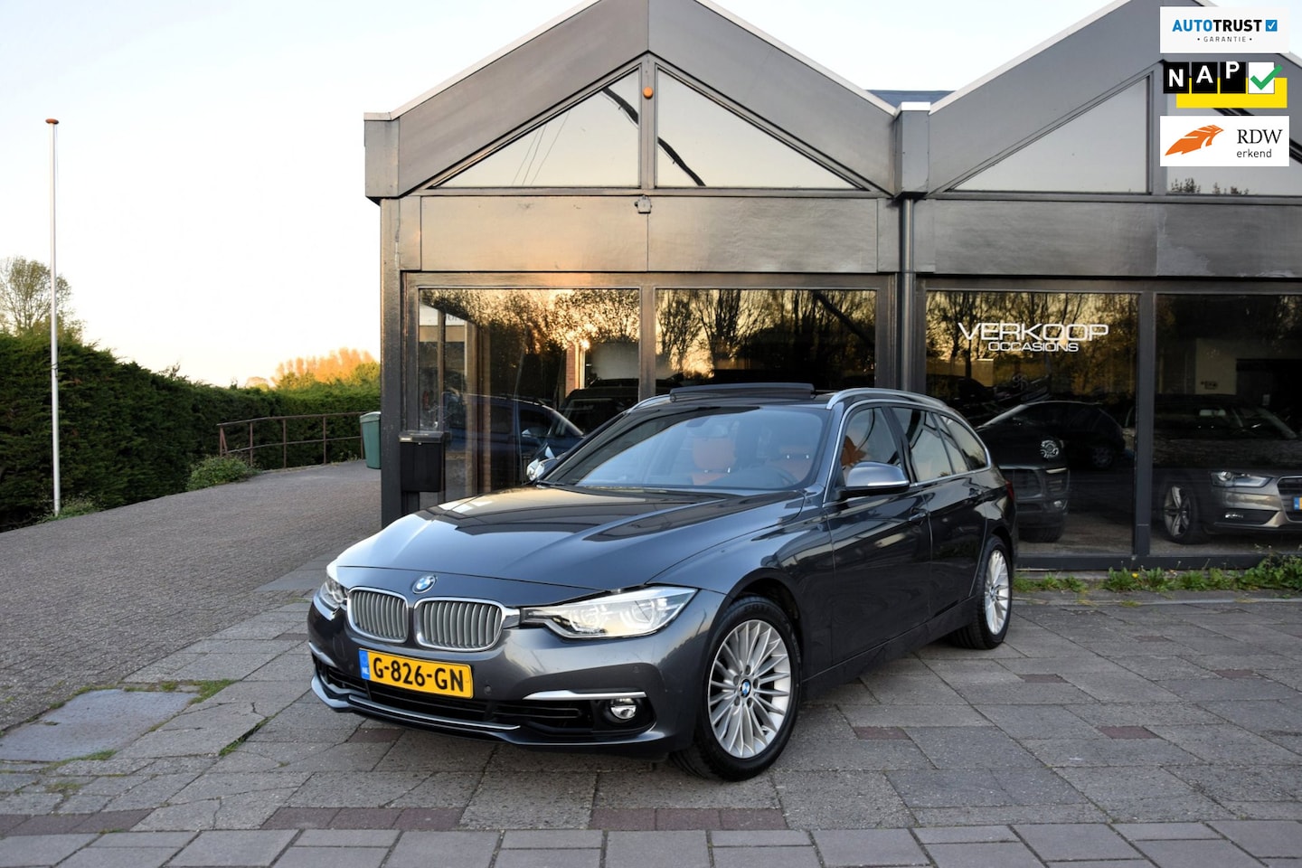 BMW 3-serie Touring - 318i Luxury Edition Carplay Schuifdak Automaat - AutoWereld.nl