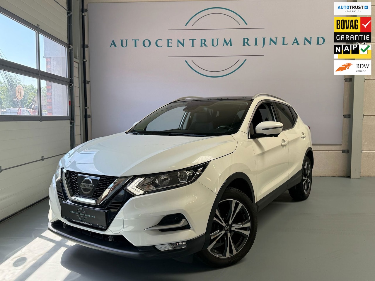 Nissan Qashqai - 1.2 N-Connecta Camera, Pano, Trekhaak - AutoWereld.nl