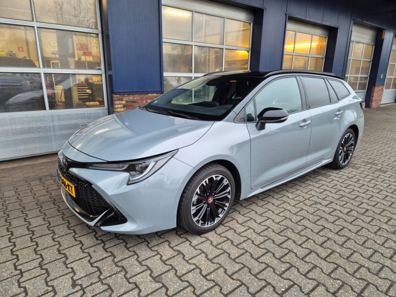 Toyota Corolla Touring Sports - 1.8 Hybrid GR Sport 1.8 HYBRID TOURING SPORTS GR-SPORT, Trekhaak, Stoelverwarming, Bi-Tone, ALL IN prijs! - AutoWereld.nl