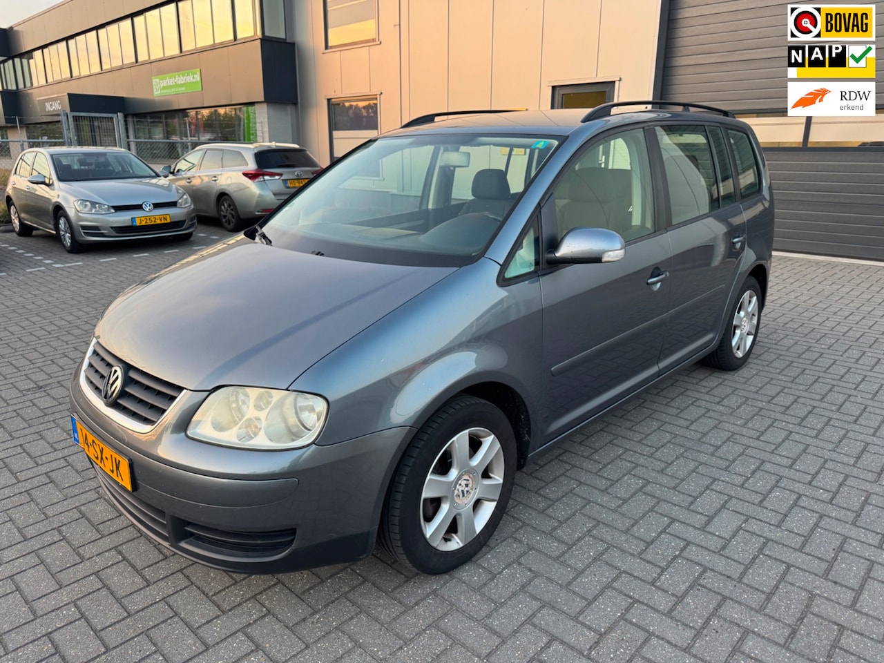 Volkswagen Touran - 1.6-16V FSI Business 1.6-16V FSI Business - AutoWereld.nl