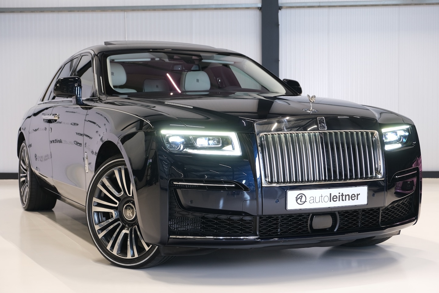 Rolls-Royce Ghost - 6.75 V12 Bespoke origineel 20.166 km NL auto Topconditie - AutoWereld.nl