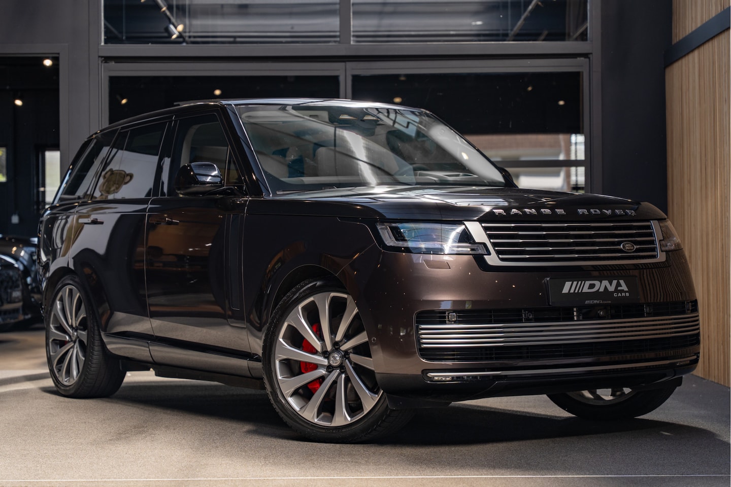 Land Rover Range Rover - P550e SV 23" Meridian Surround 3.0 P550e SV PHEV - AutoWereld.nl