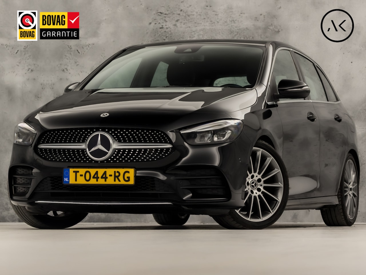 Mercedes-Benz B-klasse - 180 AMG Sport Automaat (GROOT NAVI, TREKHAAK, LEDER/ALCANTARA, STOELVERWARMING, WIDESCREEN - AutoWereld.nl