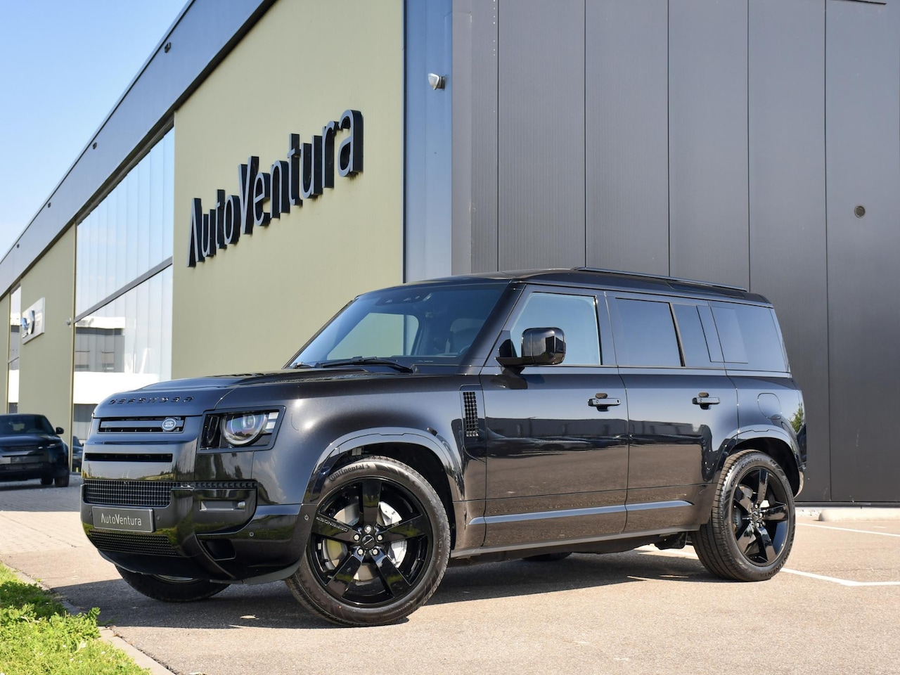 Land Rover Defender 110 - 2.0 P300e 110 X-Dynamic HSE l Schuif-/kantel Panorama dak l Black Pack l 22 Inch l Trekhaa - AutoWereld.nl
