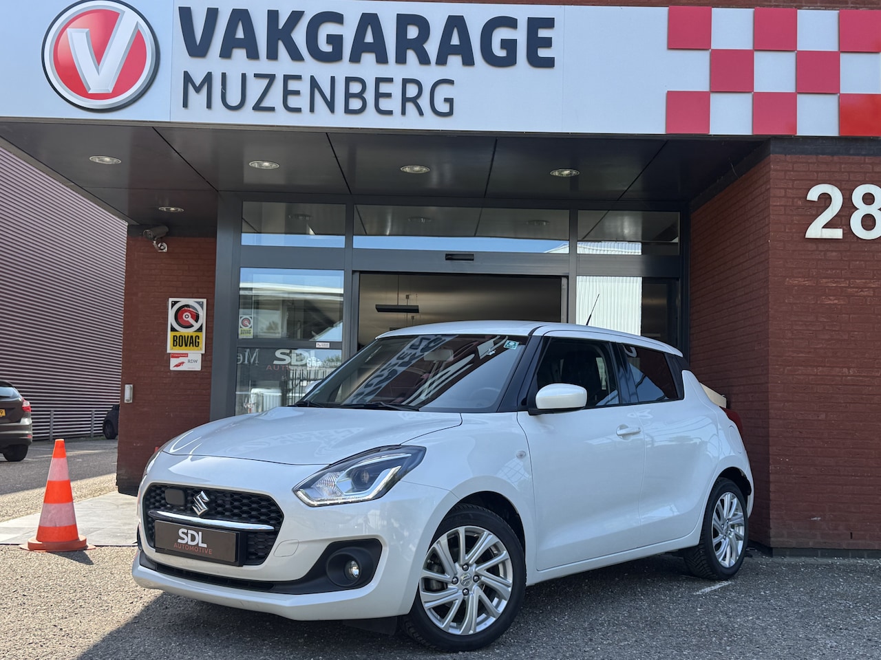 Suzuki Swift - 1.2 Style Smart Hybrid // CAMERA // APPLE CARPLAY - ANDROID AUTO // STOELVERWARMING // AIR - AutoWereld.nl