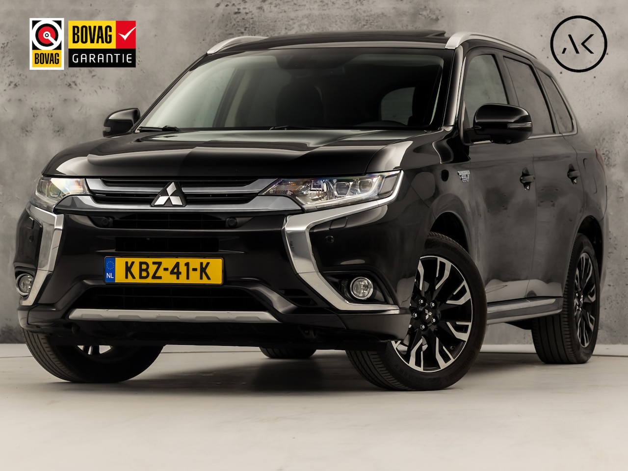 Mitsubishi Outlander - 2.0 PHEV Deluxe 204Pk Automaat (SCHUIFDAK, NAVIGATIE, LEDER, 360 CAMERA, GETINT GLAS, STUU - AutoWereld.nl