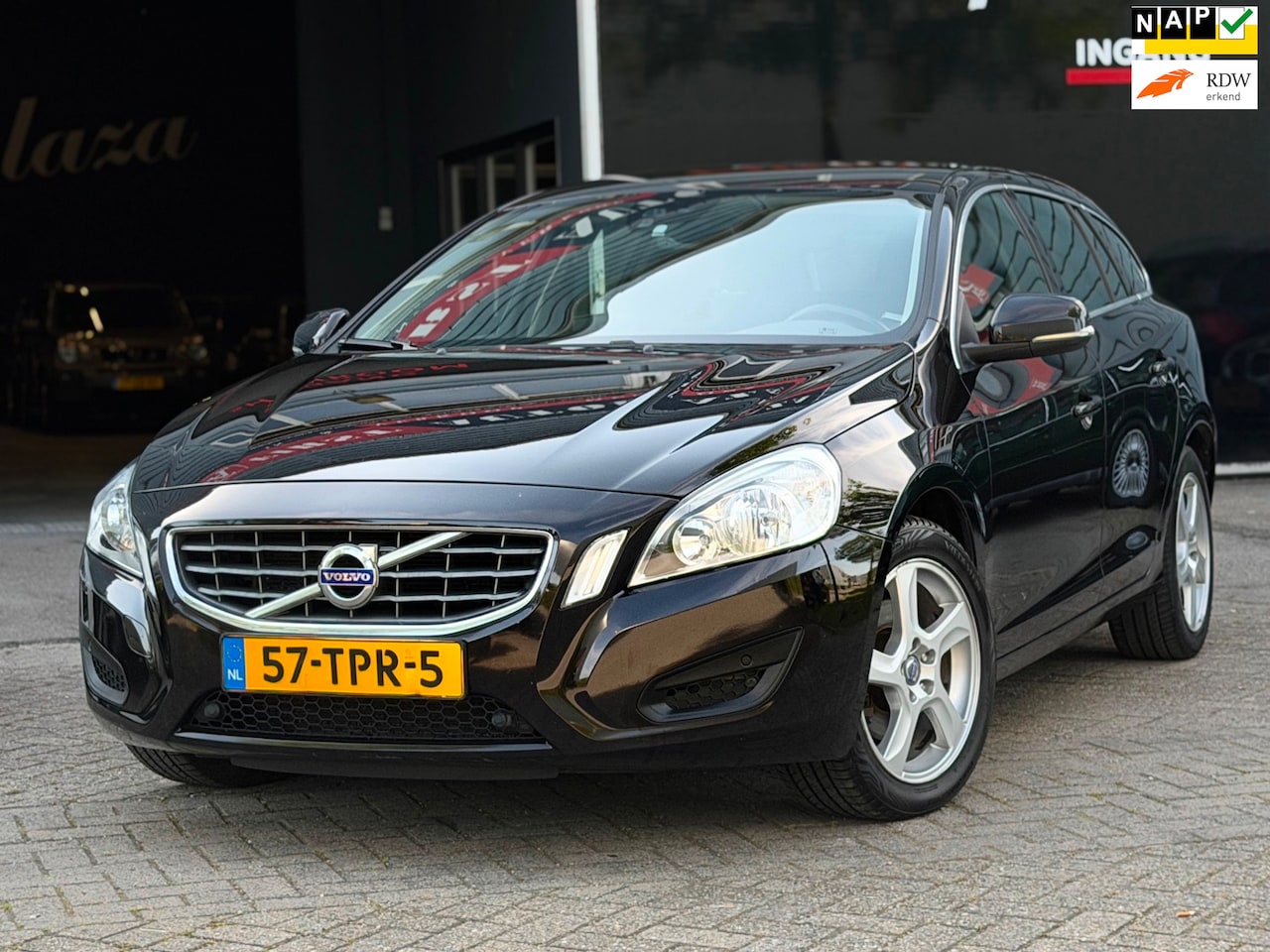 Volvo V60 - 1.6 T4 Momentum AUTOMAAT NAVI/CRUISE/PDC | KEURIGE AUTO ! - AutoWereld.nl