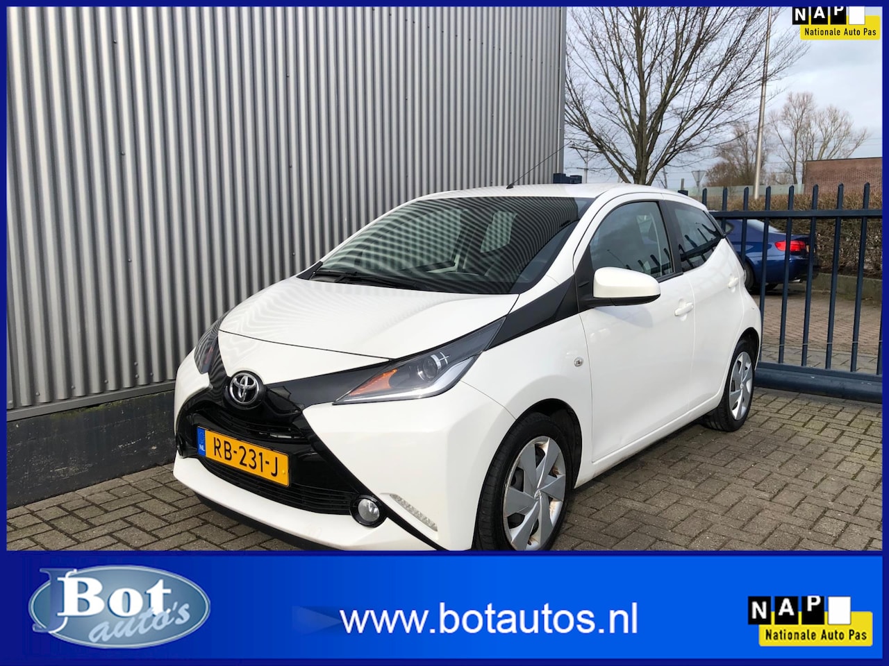 Toyota Aygo - 1.0 VVT-i x-play / NAVIGATIE / AIRCO / ACHTERUITRIJCAMERA / NL-AUTO / 5 DEURS / ELEK. PAKK - AutoWereld.nl