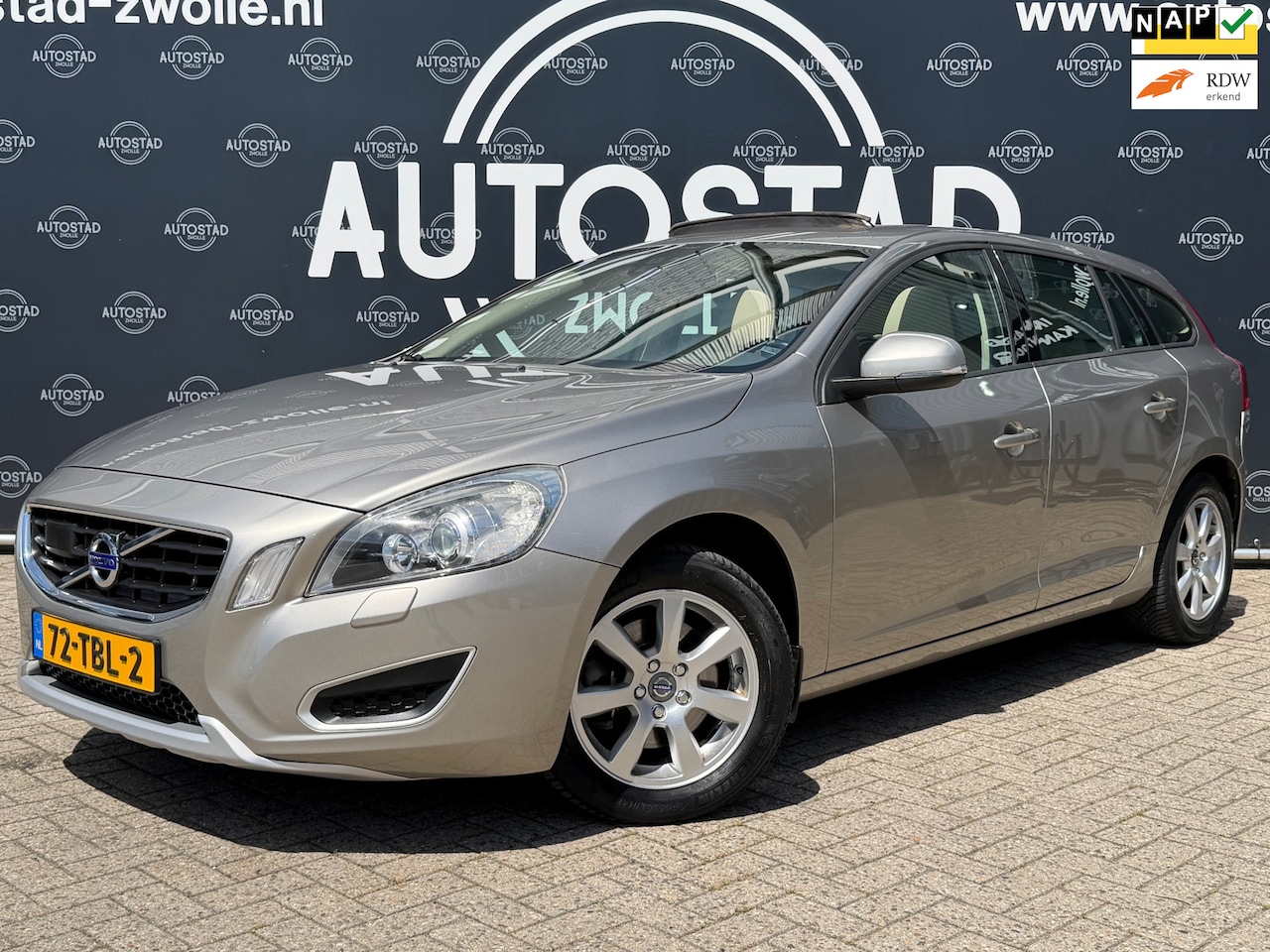 Volvo V60 - 1.6 T4 Kinetic Automaat / NL-Auto / 2e Eigenaar / NAP / APK / Airco / Opendak - AutoWereld.nl
