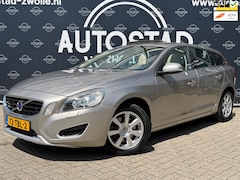 Volvo V60 - 1.6 T4 Kinetic Automaat / NL-Auto / 2e Eigenaar / NAP / APK / Airco / Opendak