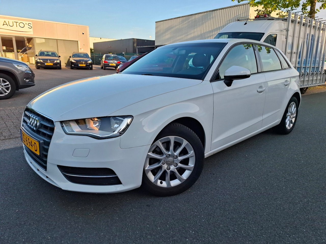 Audi A3 Sportback - 1.6 TDI Ambition CLIMA/CRUISE/NAVI/PDC! - AutoWereld.nl