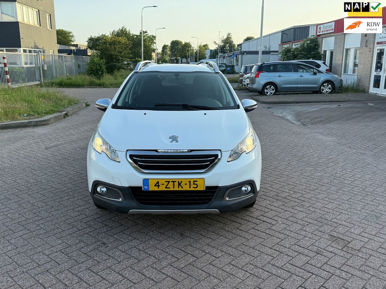 Peugeot 2008 - 1.2 PureTech Style 1.2 PureTech Style - AutoWereld.nl