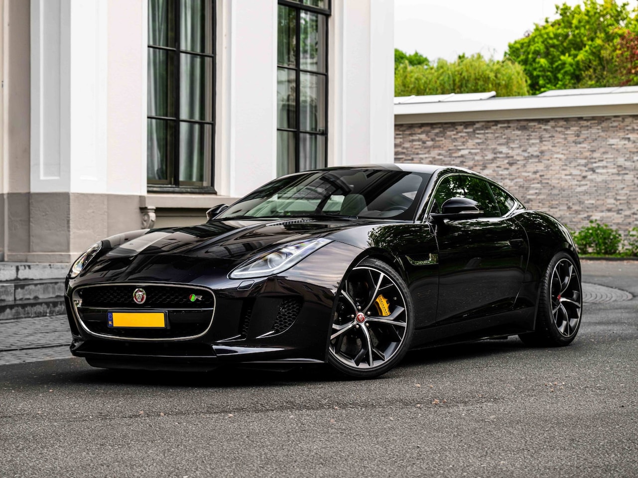 Jaguar F-type - 5.0 V8 R Coupé SVO Black Amethyst - Carbon Ceramic - RWD - AutoWereld.nl
