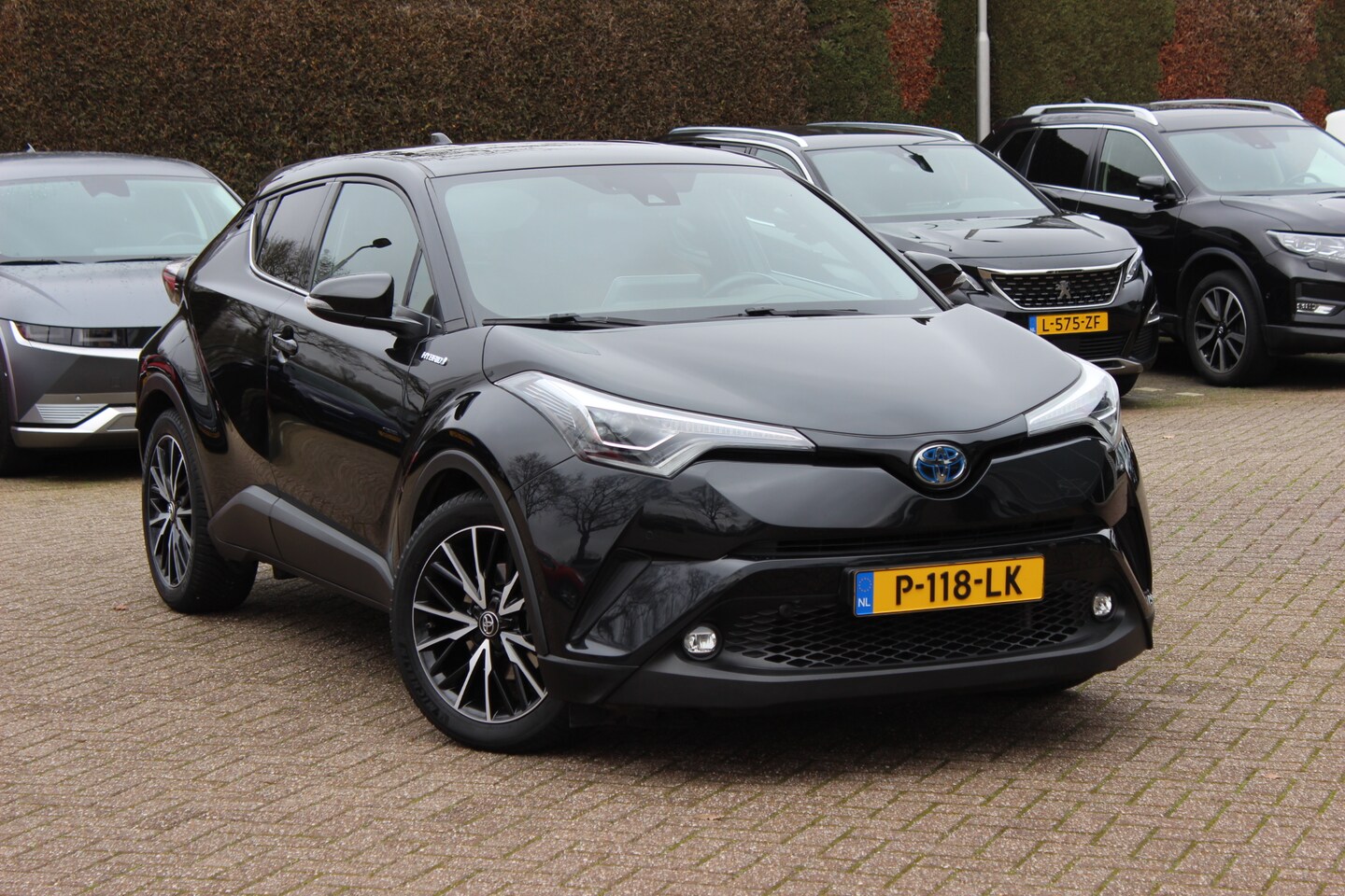 Toyota C-HR - 1.8 Hybrid Executive / Trekhaak / Bruin leder / Camera / 18 inch / Led Koplampen / Stoelve - AutoWereld.nl