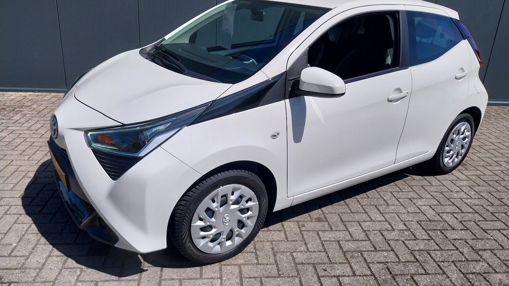Toyota Aygo - 1.0 VVT-i x-play//CAMERA// APP CARPLAY/ANDRIOD AUTO - AutoWereld.nl