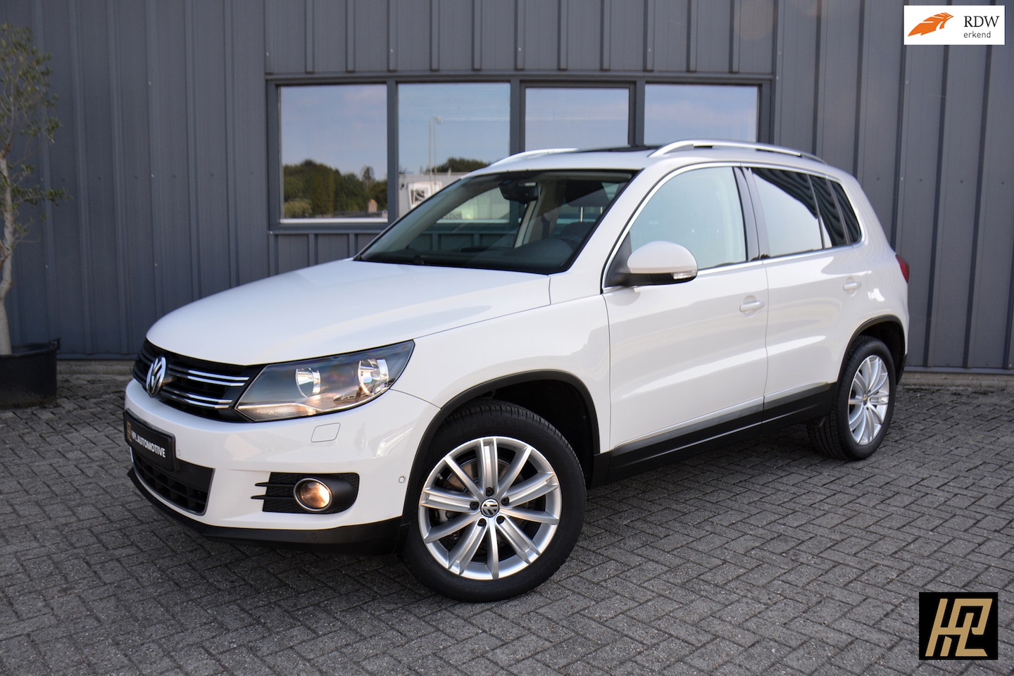 Volkswagen Tiguan - 1.4 TSI 160pk Sport & Style * Panorama * Alcantara * Parkassistent * 18" New York * Stoelv - AutoWereld.nl