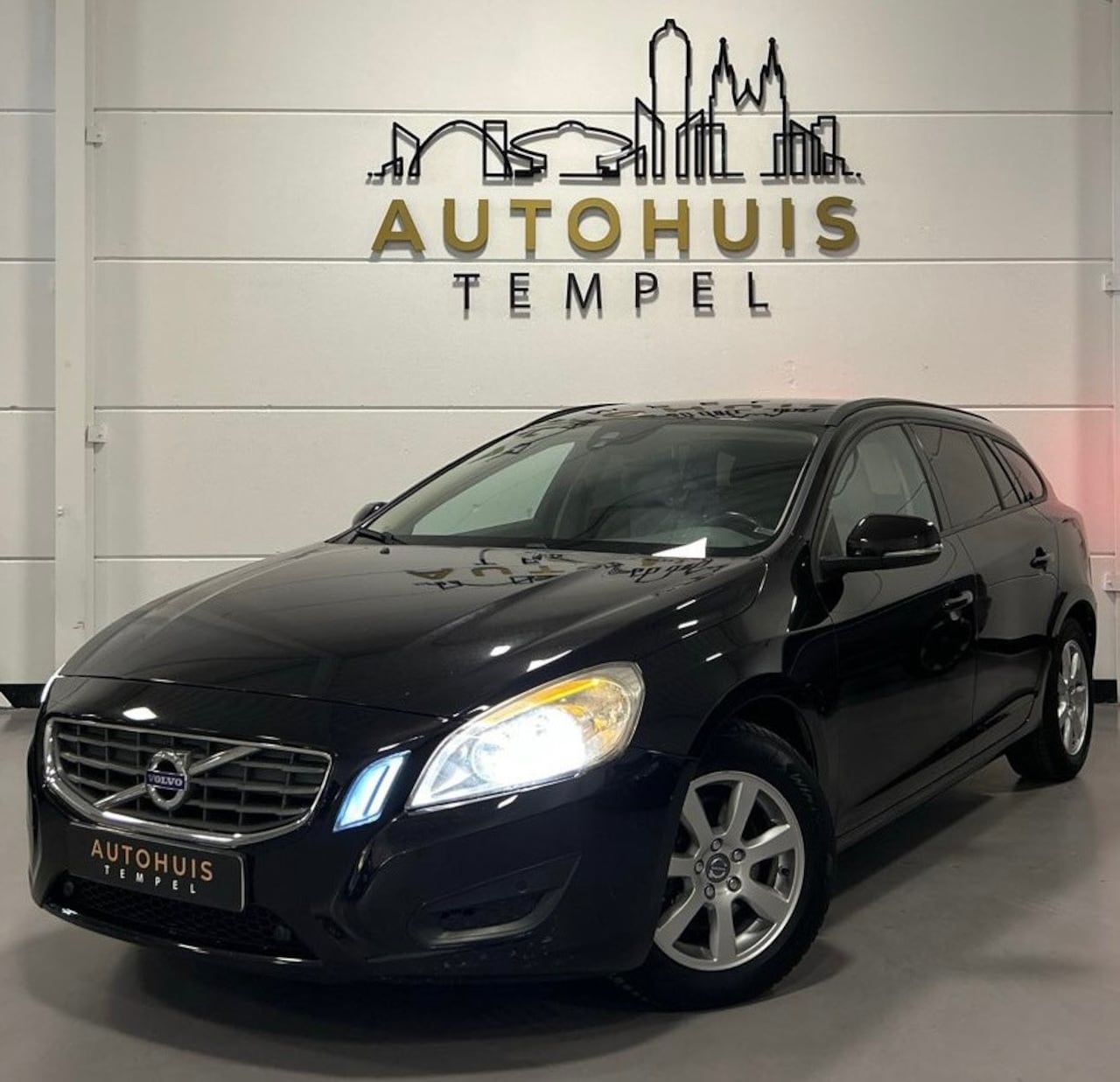 Volvo V60 - 1.6 D2 Momentum Airco Trekhaak Cruise Bluetooth Parkeersensoren Isofix Centrale Deurvergre - AutoWereld.nl