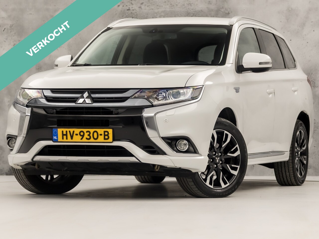 Mitsubishi Outlander - 2.0 PHEV Deluxe 203Pk Automaat (NAVIGATIE, LEDER/ALCANTARA, CAMERA, STOELVERWARMING, SPORT - AutoWereld.nl
