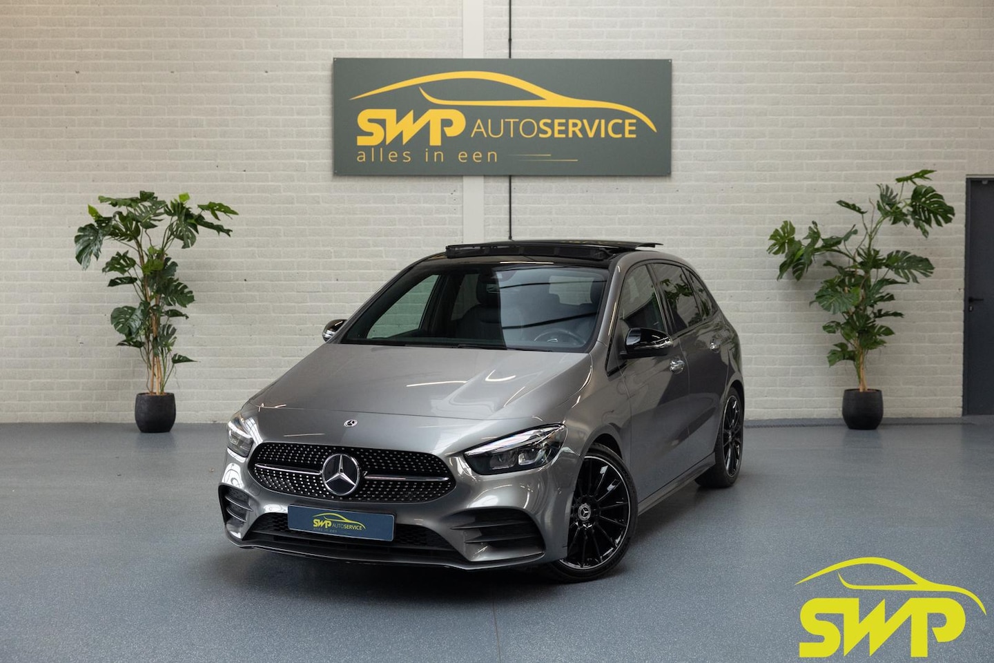Mercedes-Benz B-klasse - 180 AMG Line | Pano | Multispaak 19 inch | Volledig leer | Stoelverwarming | Navi | Camera - AutoWereld.nl