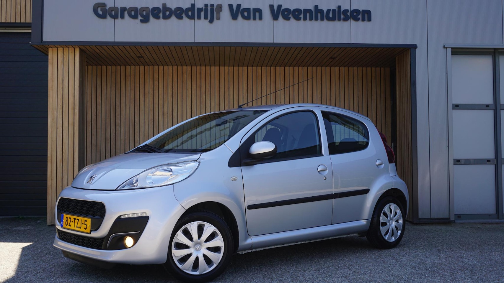 Peugeot 107 - 1.0 75pk Automaat Active Premium Pack 5Drs Airco LED Radio/CD Elek.pakket *NL auto* 100398 - AutoWereld.nl