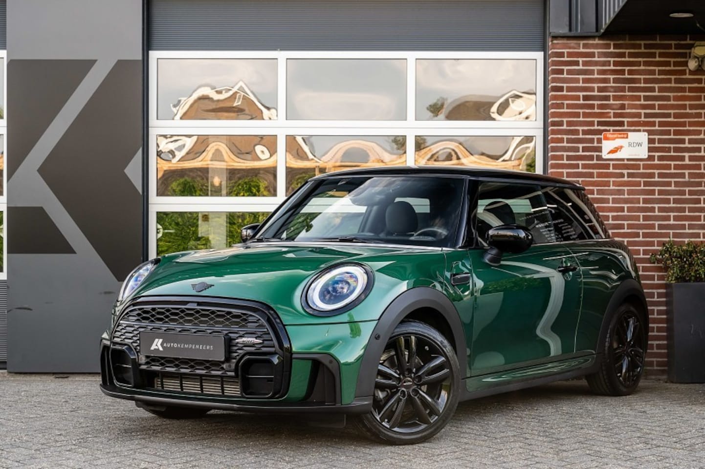 MINI John Cooper Works - Cooper Trim | Camera | Adaptive Suspension | Stoelverwarming | Navi | British Racing Green - AutoWereld.nl