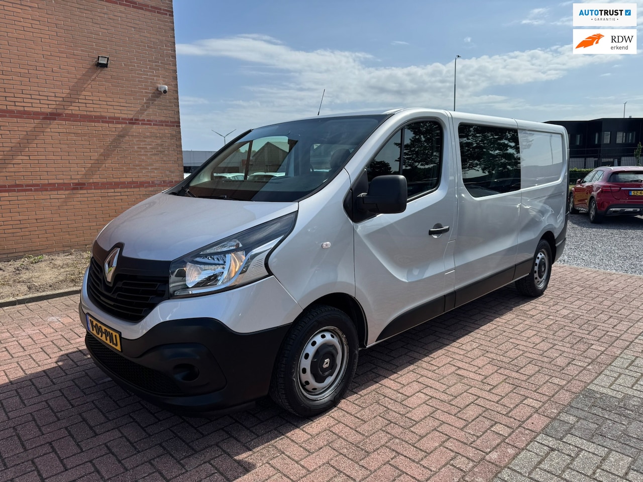 Renault Trafic - 1.6 dCi T29 L2H1 DC Comfort 1.6 dCi T29 L2H1 DC Comfort, Marge, Trekhaak, Euro 6, 5 Persoons, Navigatie, PDC - AutoWereld.nl