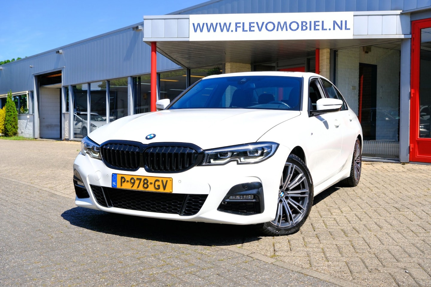 BMW 3-serie - 318i M Sport Aut. Navi|Leder-Alcantara|1e Eig|Pano|LMV|Sportstoelen - AutoWereld.nl
