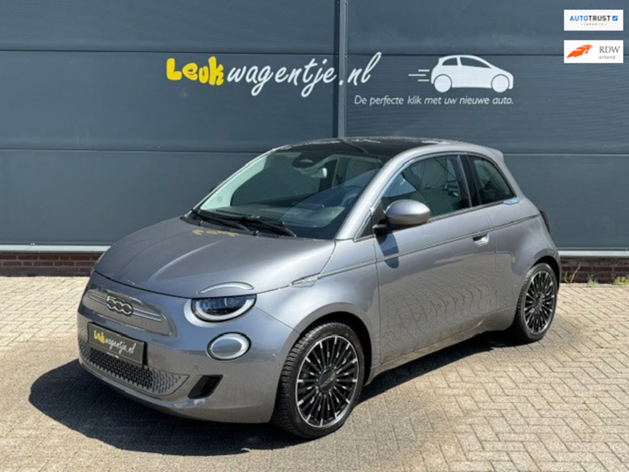 Fiat 500e - La Prima 42 kWh *leder *pano *carplay *ad. cruise - AutoWereld.nl