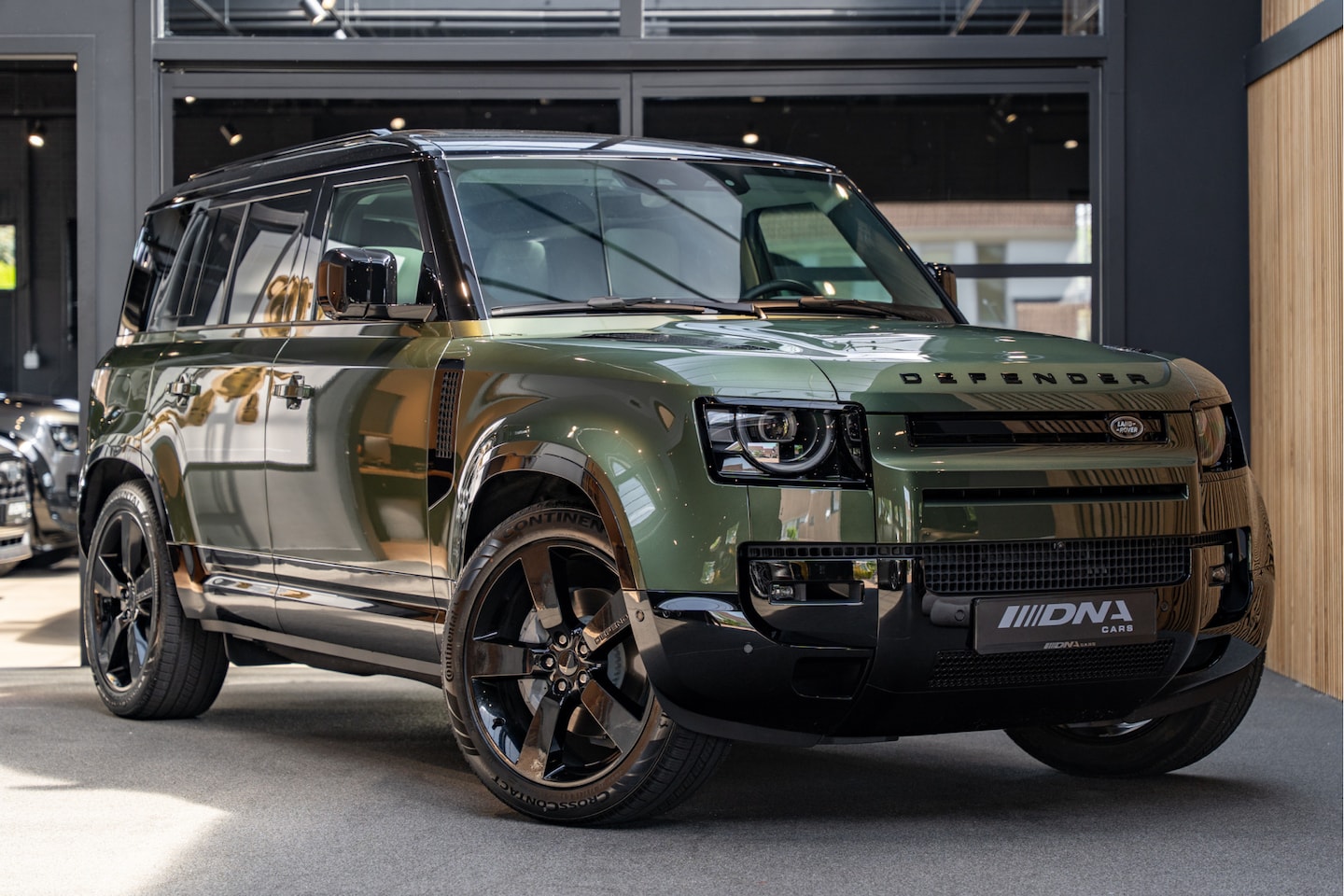 Land Rover Defender 110 - X-Dynamic HSE Pano Trekhaak Meridian 2.0 P300e 110 X-Dynamic HSE - AutoWereld.nl