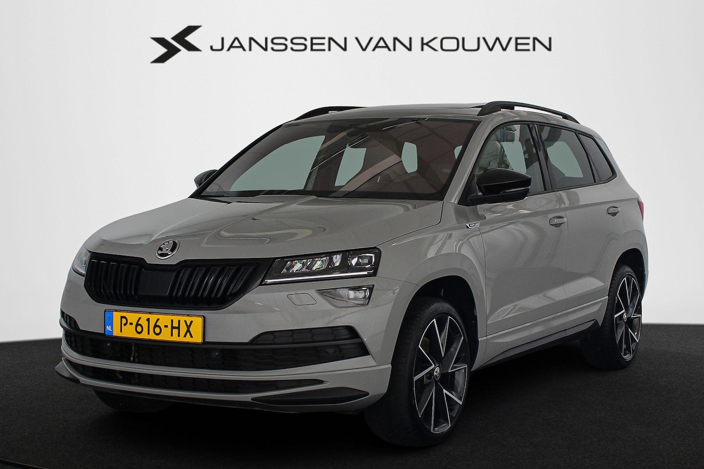 Skoda Karoq - 1.5 TSI ACT Sportline Business Automaat Pano Trekhaak Leder Stoelverwarming Canton - AutoWereld.nl