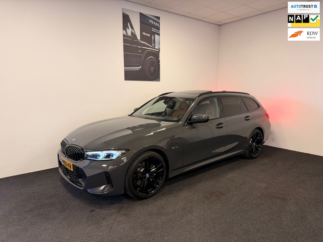 BMW 3-serie Touring - 330e|INDIVIDUAL|M-STOELEN|WIDESCREEN|H&K - AutoWereld.nl