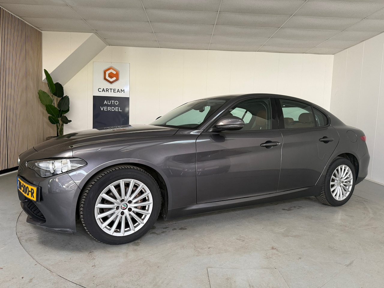 Alfa Romeo Giulia - 2.2 Super Airco, Leder, LMV, NIEUWSTAAT !! - AutoWereld.nl