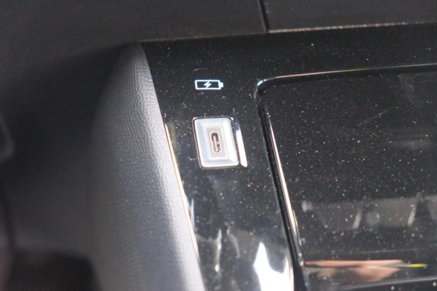 Peugeot 2008 - 1.2 Hybrid 145pk e-DCS6 Allure | Navi | App Connect | Climate | Cruise | Keyless | PDC - AutoWereld.nl