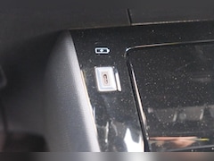 Peugeot 2008 - 1.2 Hybrid 145pk e-DCS6 Allure | Navi | App Connect | Climate | Cruise | Keyless | PDC