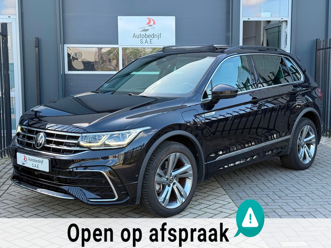 Volkswagen Tiguan - 1.4 TSI eHybrid 3x R-Line PANO TREKHAAK ACC IQ LIGHT ! - AutoWereld.nl