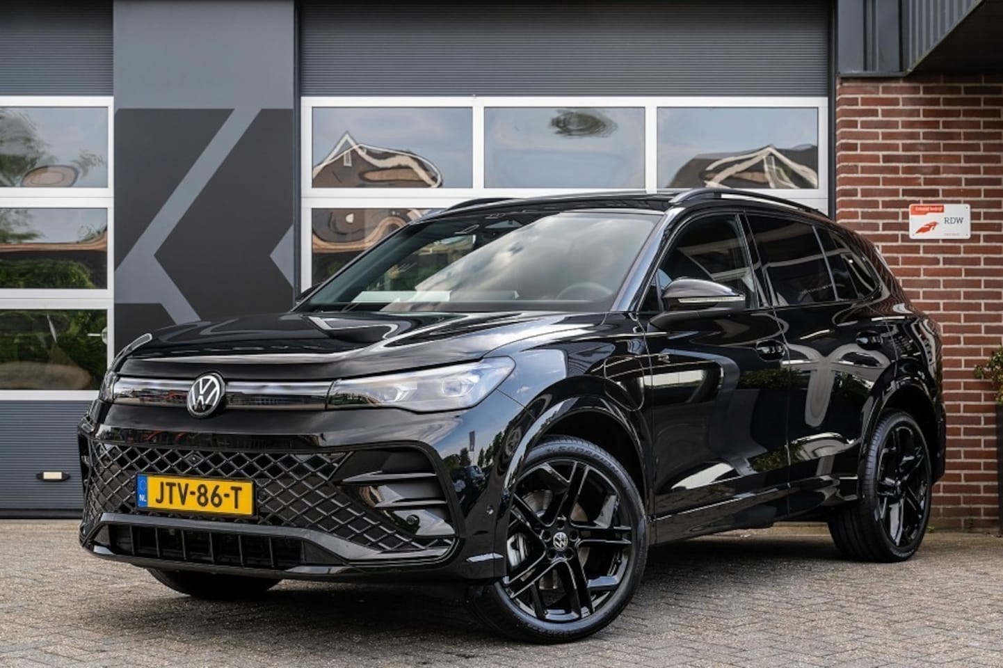 Volkswagen Tiguan - 1.5 eHybrid R-Line | Panoramadak | Stoelventilatie | Memory | Trekhaak | Massage | 360 | - AutoWereld.nl