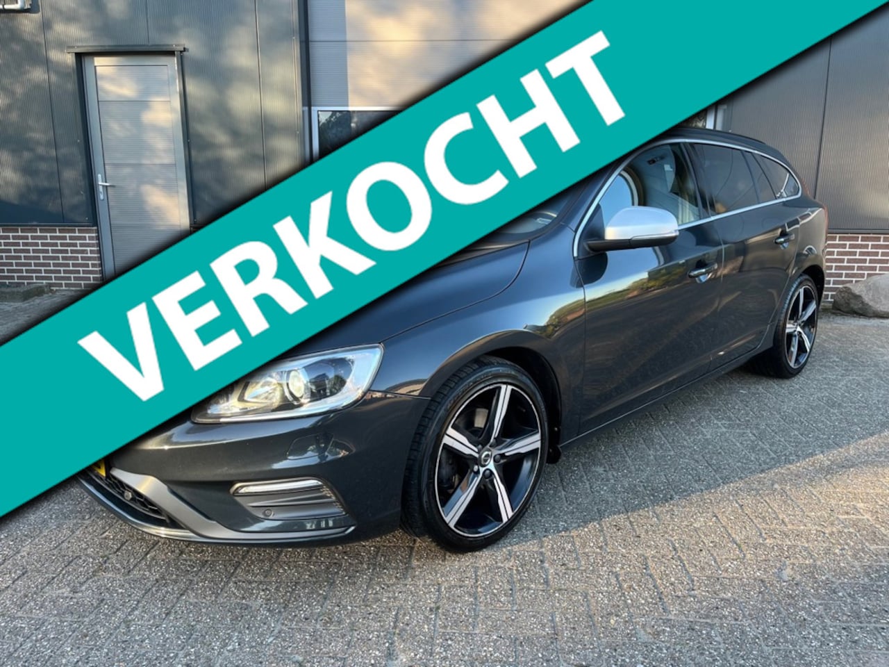 Volvo V60 - 2.0 D4 Business Sport RDesign-Automaat-Navi-Blis! - AutoWereld.nl