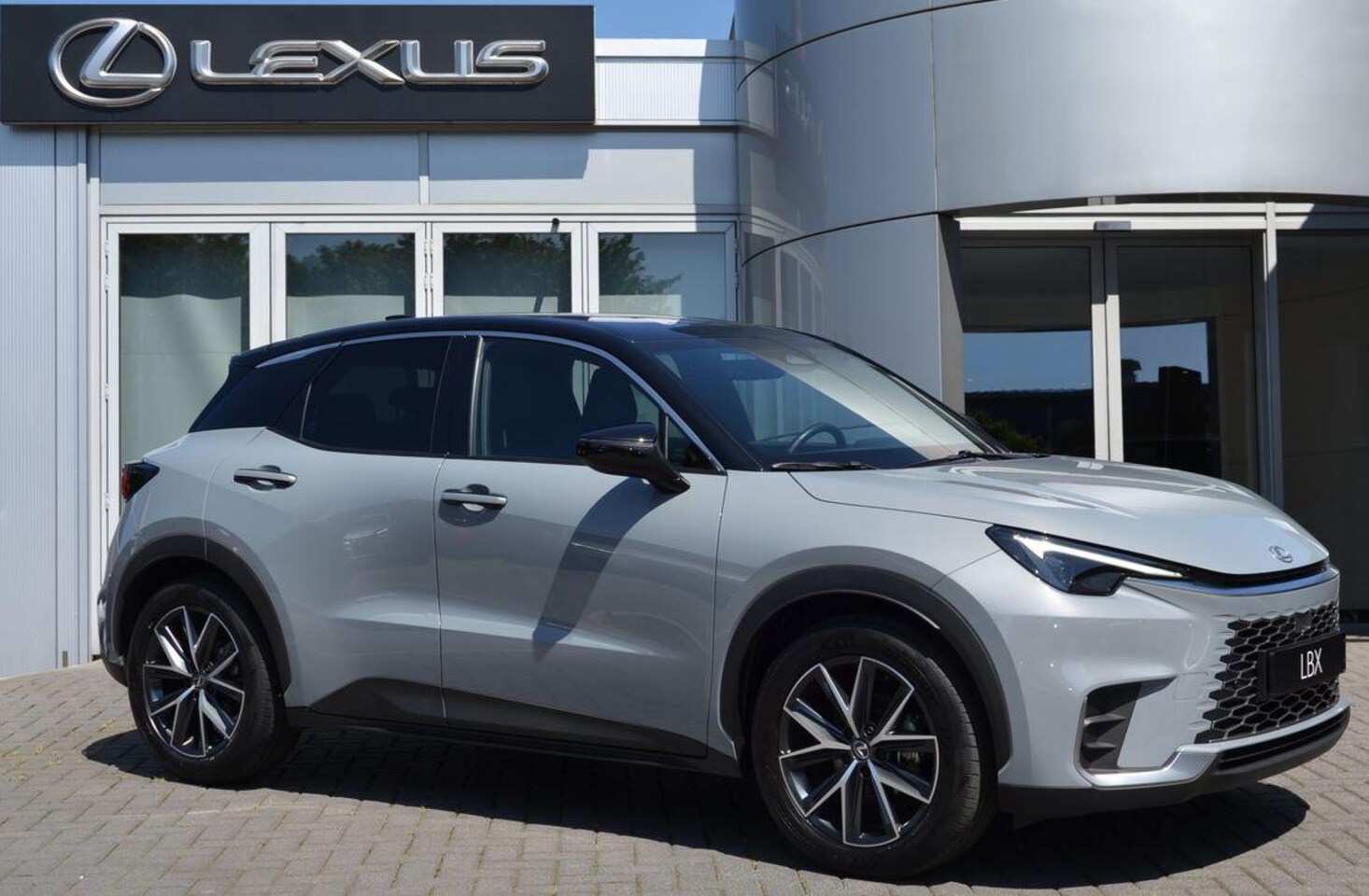 Lexus LBX - Cool 2WD STOELVERWARMING STUURVERW BLIND-SPOT ELEK-STOEL+GEHEUGEN PARK-SENS - AutoWereld.nl