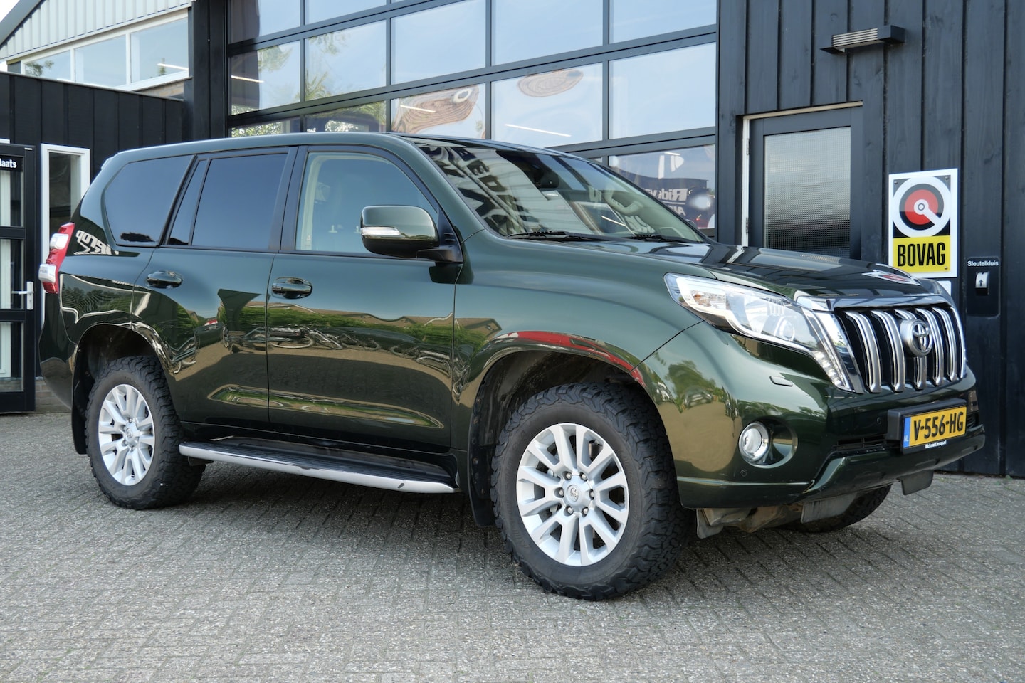Toyota Land Cruiser - 3.0 D-4D-F Executive Window Van | Grijs Kenteken | Trekhaak | Schuifdak | Camera - AutoWereld.nl