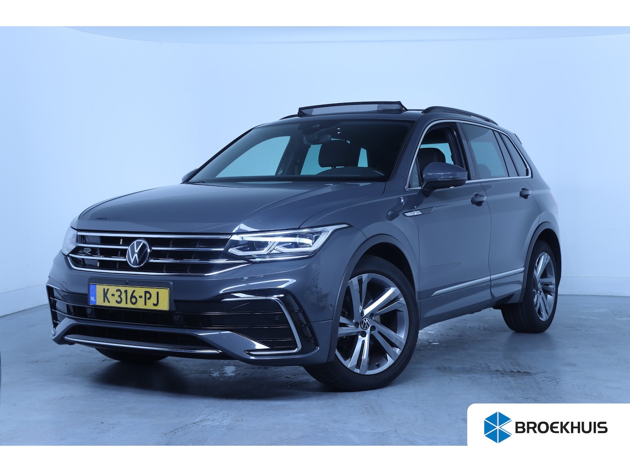 Volkswagen Tiguan - 1.5 TSI R-Line | 1e Eigenaar! | Open Dak | IQ Light | Virtual | Stoel/Stuur Verwarming | N - AutoWereld.nl