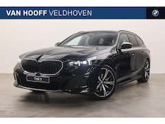 BMW 5-serie Touring - 530e M Sport Automaat / Panoramadak / Trekhaak / Comfortstoelen / Adaptieve LED / Parking