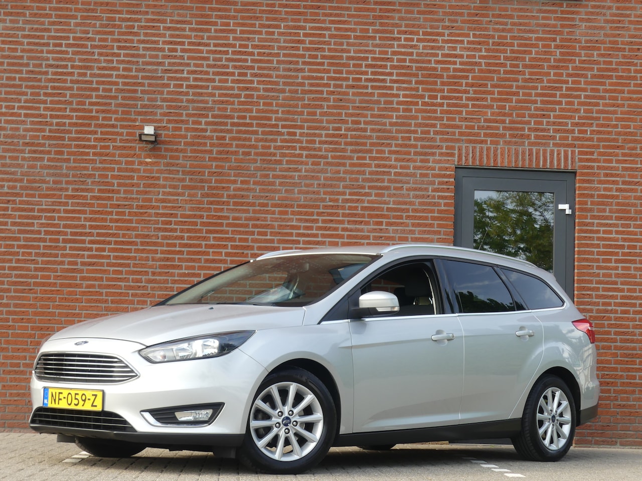 Ford Focus Wagon - 1.0 Titanium / Trekhaak / Dealer onderhouden - AutoWereld.nl