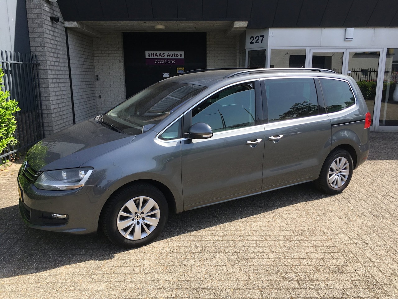 Volkswagen Sharan - 2.0 TDI Highline Edition 7 PERSONS / LEDER / CLIMA / NAVI / 7 SEATS / COC / - AutoWereld.nl