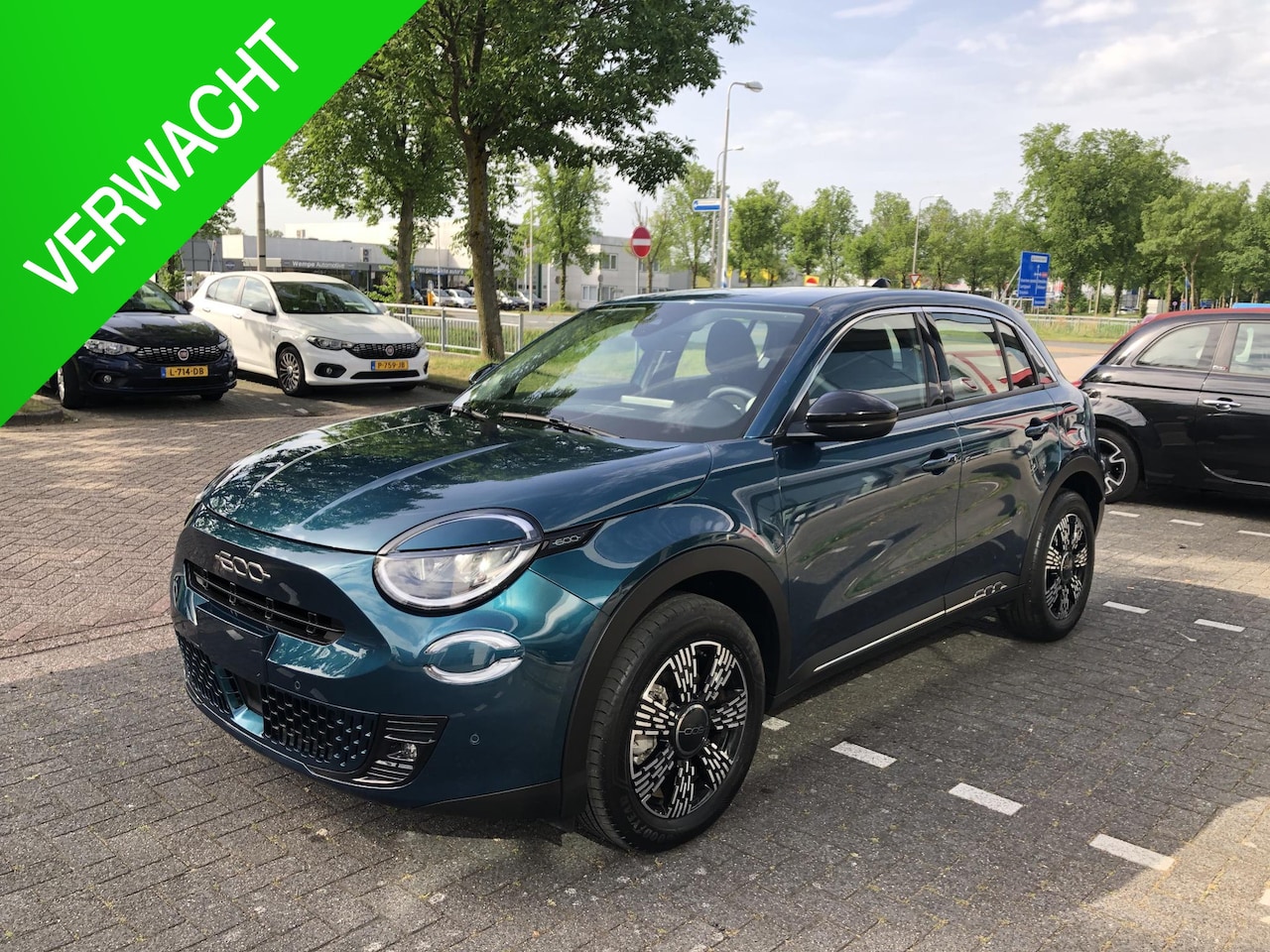 Fiat 600 - 1.2 Hybrid Icon AUTOMAAT|NAVI|CLIMATE|APPLE/ANDROID|17"|CAMERA|PDC|DAB - AutoWereld.nl
