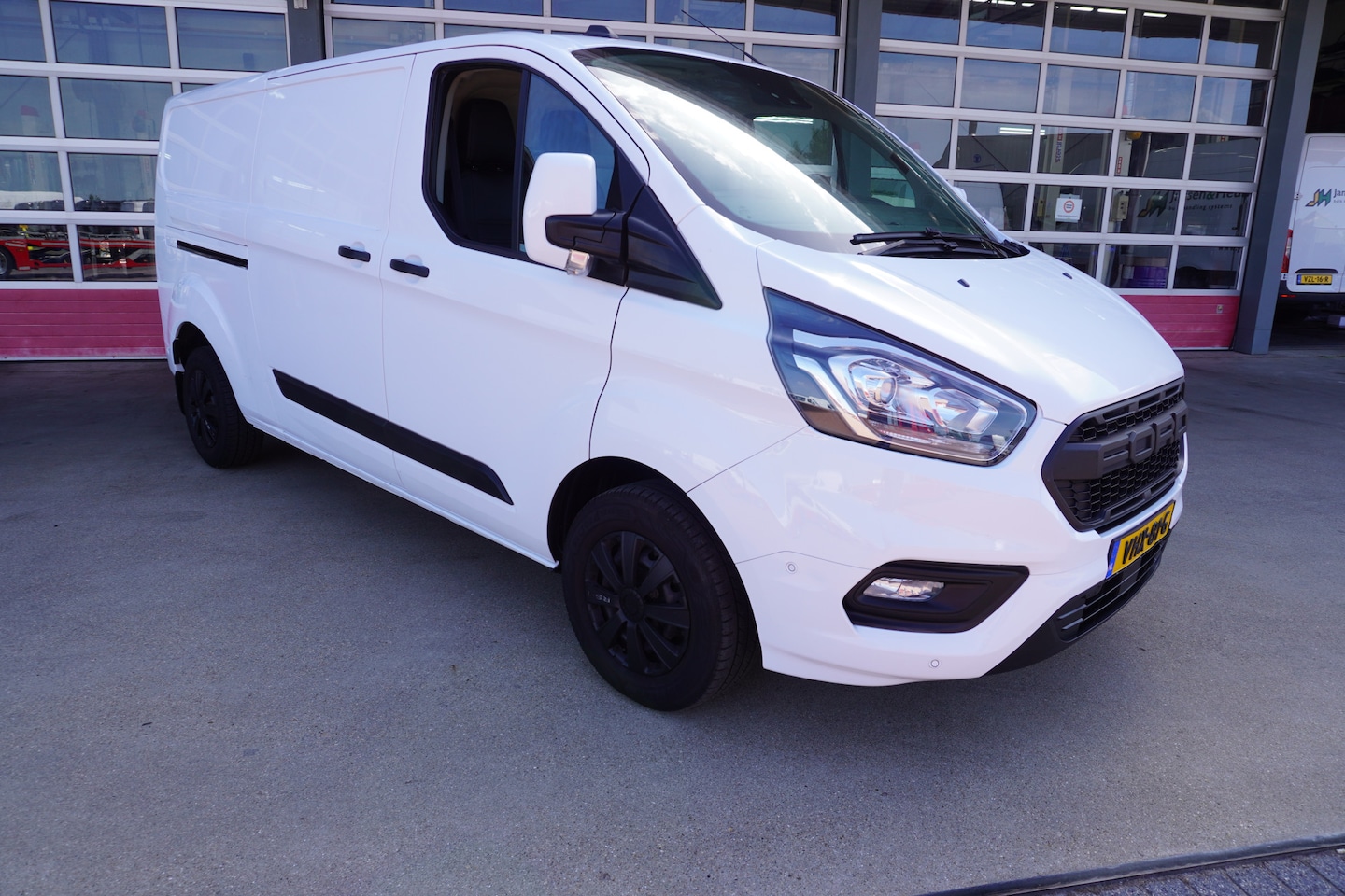 Ford Transit Custom - 300L 2.0 TDCI 130PK L2H1 Trend Airco | Cruise | Navi | Camera | blis - AutoWereld.nl
