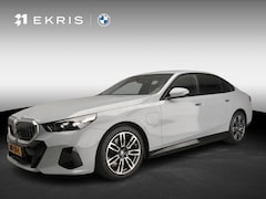 BMW 5-serie - Sedan 530e | M-Sportpakket | LED | Navigatie | Active cruise | Sportstoelen | Elektr. zete