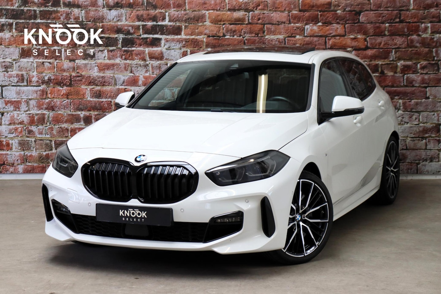BMW 1-serie - 118i High Executive M Sport Pakket Automaat / Live Cockpit Professional / Panoramadak / Li - AutoWereld.nl
